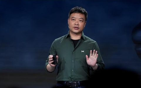 特斯拉FSD还没来，一场掀翻牌桌的战争已经打响