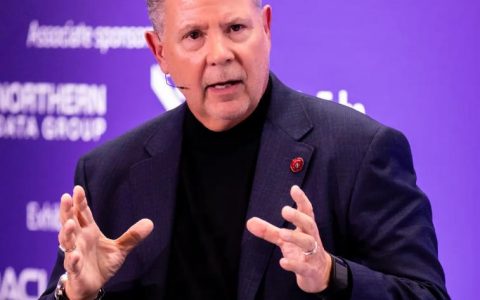 CEO一刀裁掉80%员工，只因他们“抗拒AI”？「大换血」两年后：公司年入破亿、4天就出成果