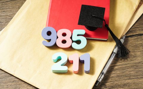 AI应用争夺高校市场