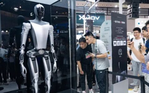 特斯拉获万台机器人订单？马斯克：假的