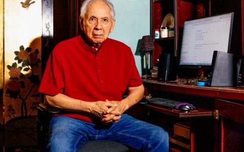 83岁用DeepSeek抢单，96岁凭AI挣养老钱，这群80+老人比你还会玩AI