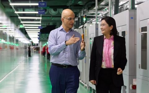 苹果新COO上任后首次访华，关注iPhone 17的智能制造