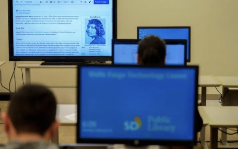 马斯克旗下Grokipedia被批抄袭维基百科，引入无来源错误信息