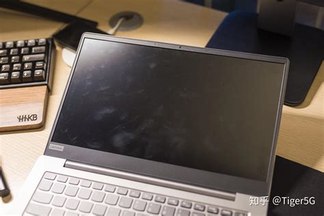 电脑屏幕用什么擦最干净？2025年最佳清洁方案